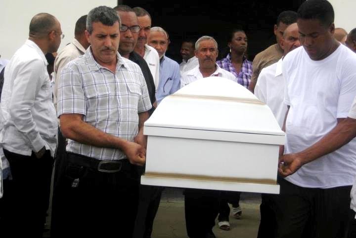 Momento en que salían de la iglesia para trasladarse al cementerio municipal